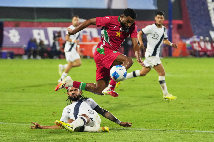 Myung-bo, let's meet at the World Cup. Advocaat's Curaçao, the first ever World Cup finals...Miracles that China couldn't achieve even 1.4 billion