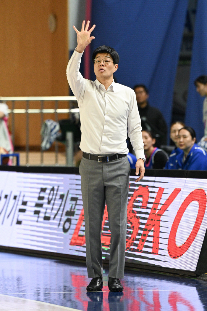  Samsung Life Insurance coach Ha Sang-yoon collapsed in the second quarter and the game ended