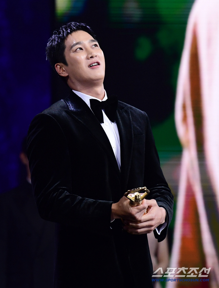  Ahn Bo-hyun wins the Blue Dragon Film Award for Best Actor