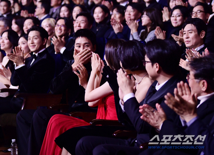  Ahn Bo-hyun's mouth is covered, and the surprised Blue Dragon Rookie Award is awarded