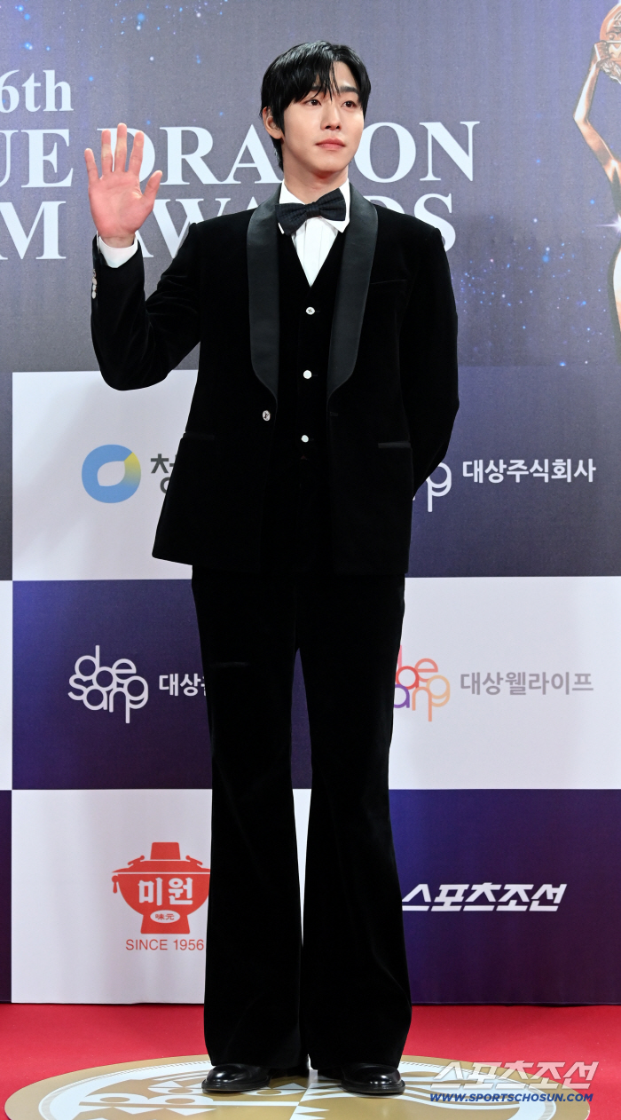  Ahn Hyo-seop, a brilliant tuxedo