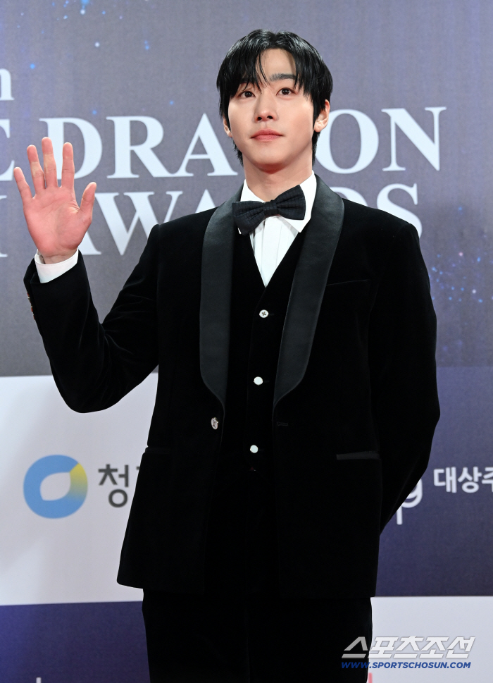  Ahn Hyo-seop, handsome guy in tuxedo