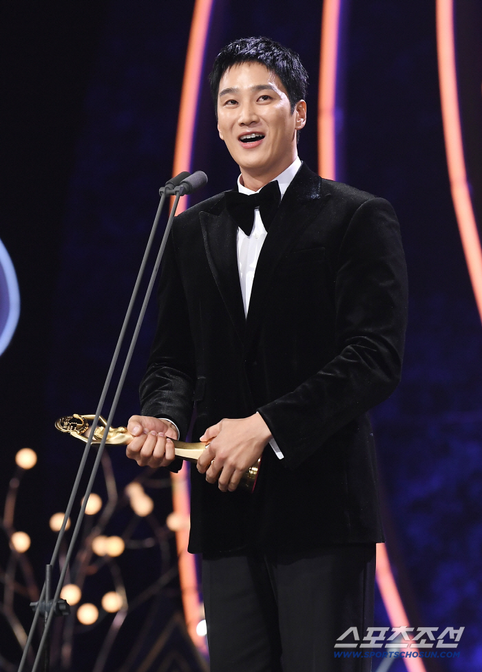  Ahn Jung-hyun is thrilled to win the Blue Dragon Rookie Award