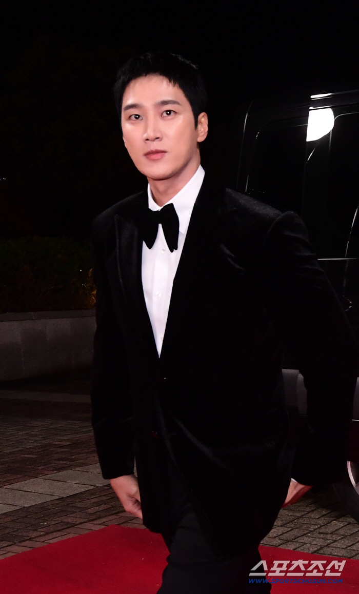  Ahn Jung Hyun's handsome face