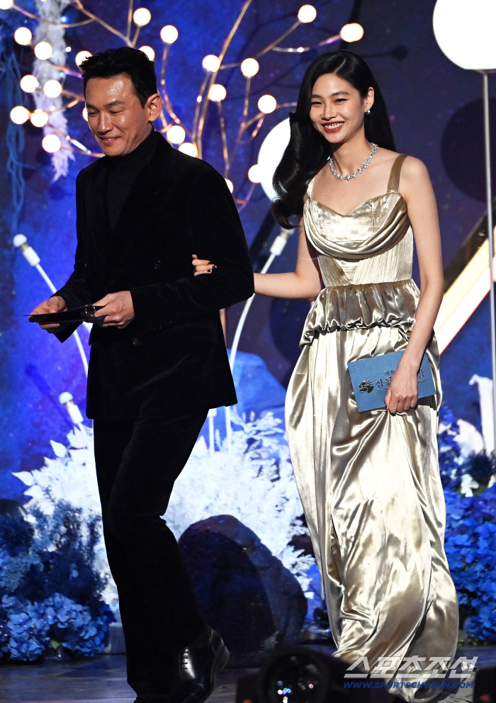  As the presenter of Hwang Jung Min Ho Yeon