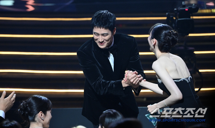  Best rookie award, Ahn Jung Hyun and Park Ji Hyun
