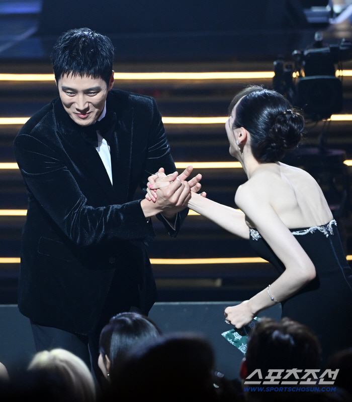  Best rookie award, Ahn Jung Hyun and Park Ji Hyun
