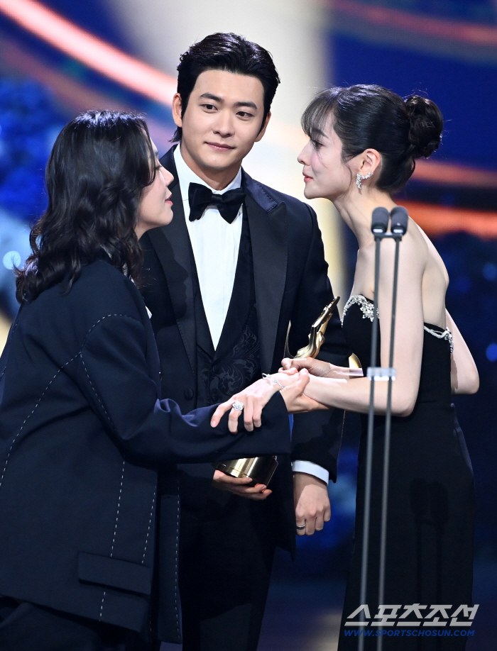  Blue Dragon Film Award for Best Supporting Actress, Park Ji-hyun, an emotional moment