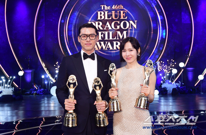  The Blue Dragon Film Award, the lead actor, Hyun Bin Son Yejin, with the trophy