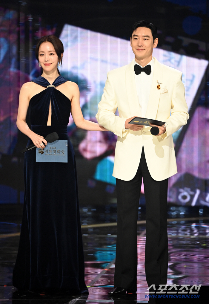  Blue Dragon Film Award MC Han Ji Min and Jehoon are excited