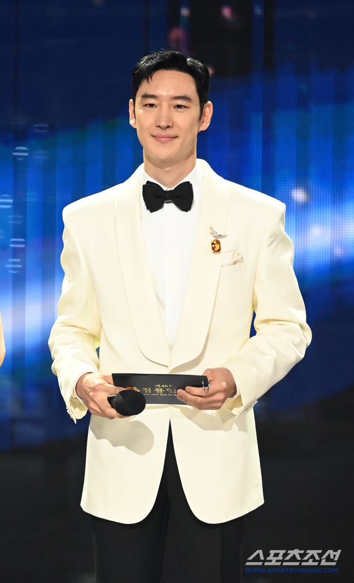  Blue Dragon Film Award MC Lee Je-hoon, Prince Baekmatan