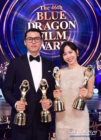  The Blue Dragon Film Awards lead actor Hyun Bin Son Ye-jin's touching moment