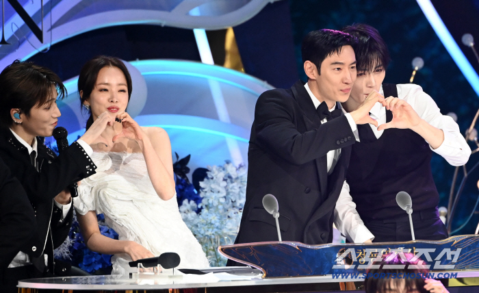  Boi Next Door Han Ji-min Lee Je-hoon Blue Dragon Film Awards