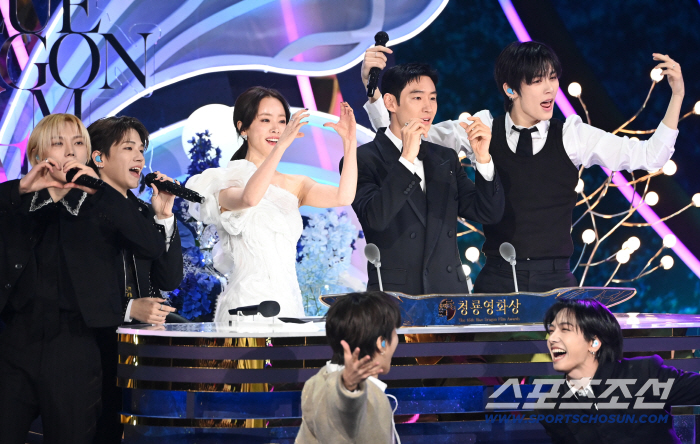  Boy Next Door, Han Ji Min, Lee Jehoon, make a heart together