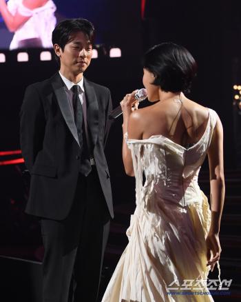  Celebratory performance with Park Jeongmin and Hwasa