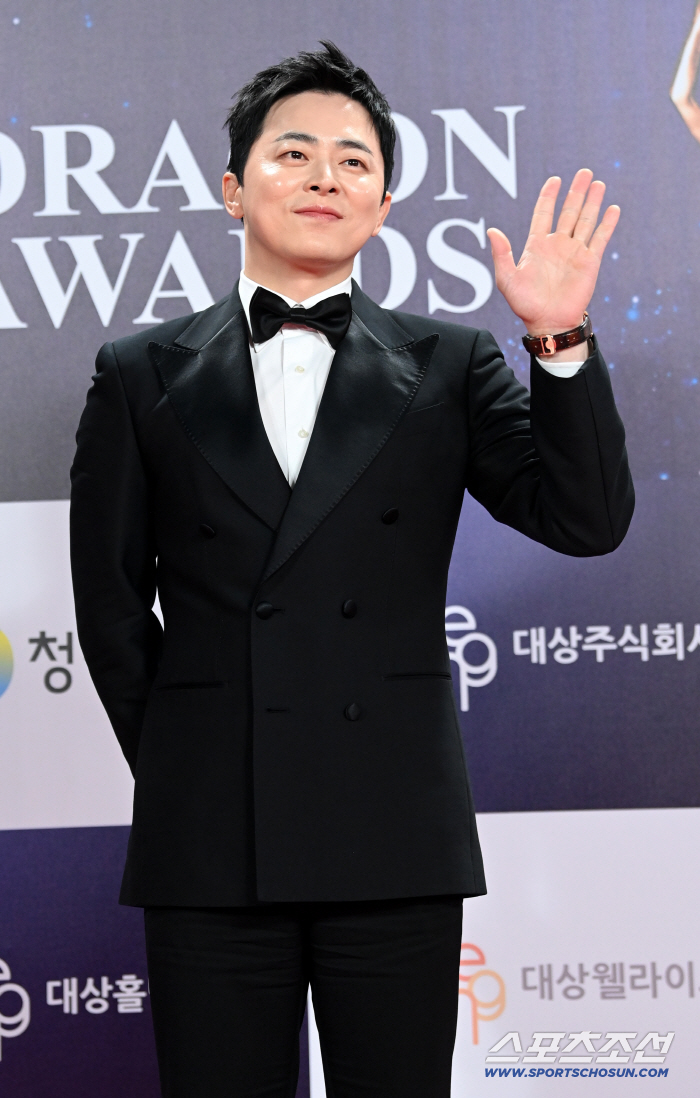  Cho Jung-seok, hands of handsome tuxedo