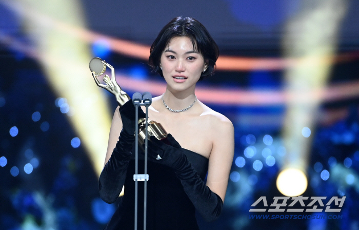  Doyeon's tears are in her eyes