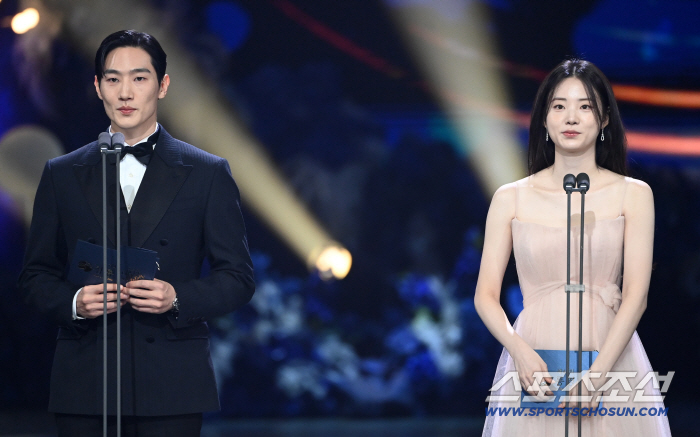  An exciting award for No Sanghyun and Cynthia