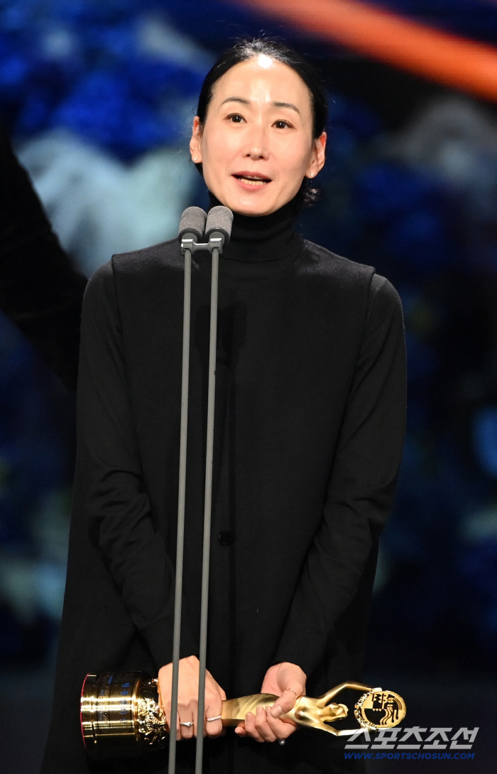  A film that won the 46th Blue Dragon Film Awards for Best Picture 'I Can't Help It'