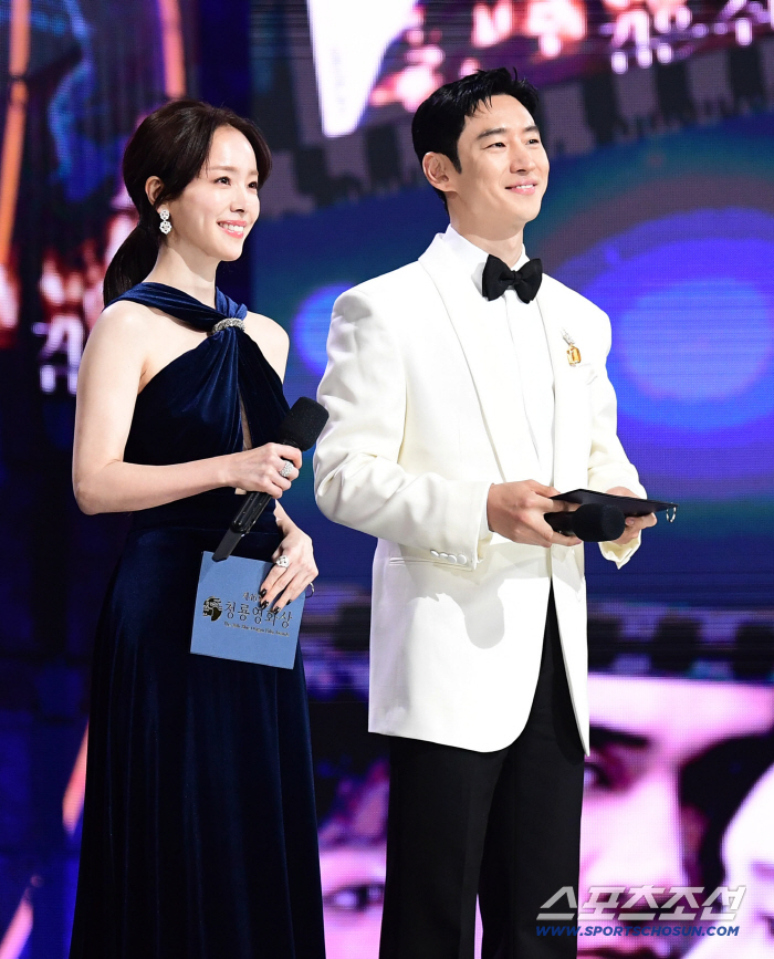  Han Ji-min and Je-hoon Blue Dragon Film Awards Beautiful 2 MCs