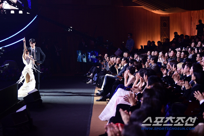  Hwasa Park Jungmin Blue Dragon Film Awards Surprise Celebration Stage