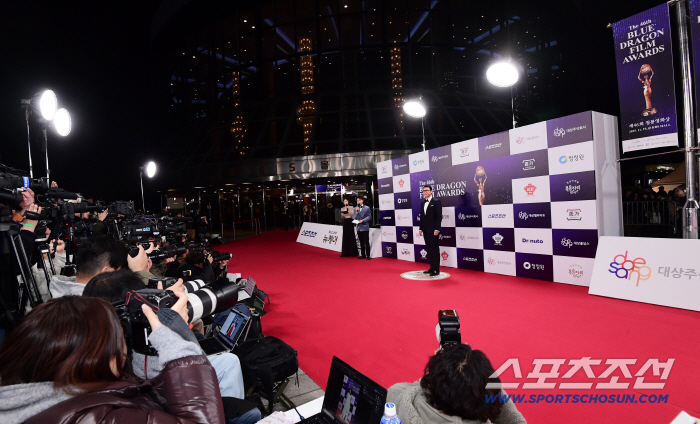  Hyun Bin, the moment you shine at the Blue Dragon Film Awards