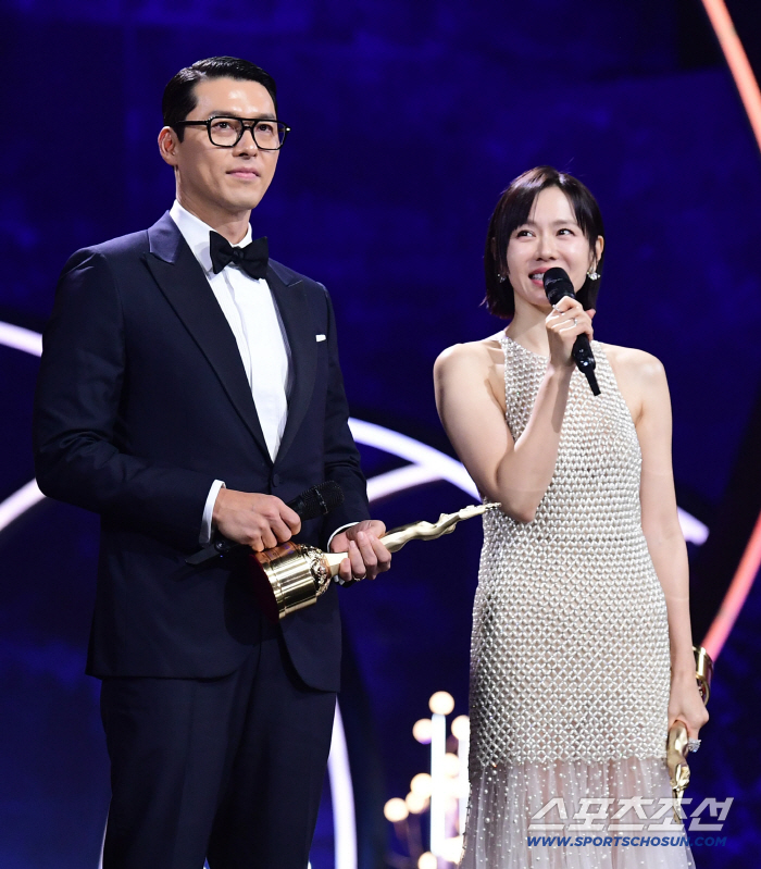  Hyun Bin Son Ye-jin and his wife, who won the Blue Dragon Film Award for Popular Star