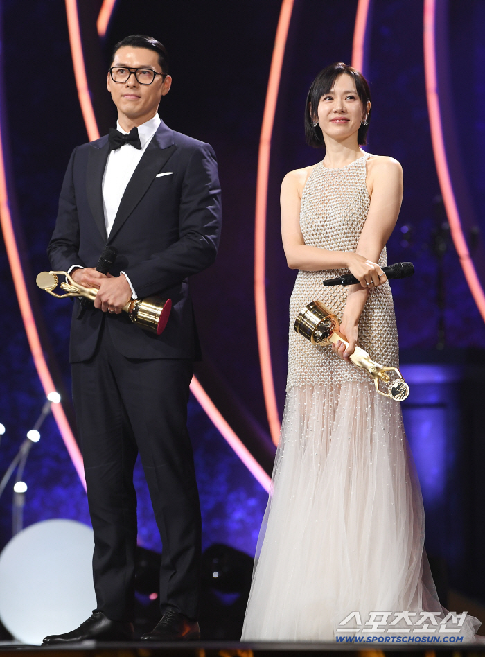  Hyun Bin Son Ye-jin and his wife won the Blue Dragon Popular Star Award