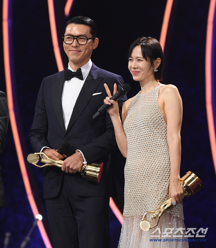  Hyun Bin Son Ye-jin and his wife are happy to win the Blue Dragon Popular Star Award
