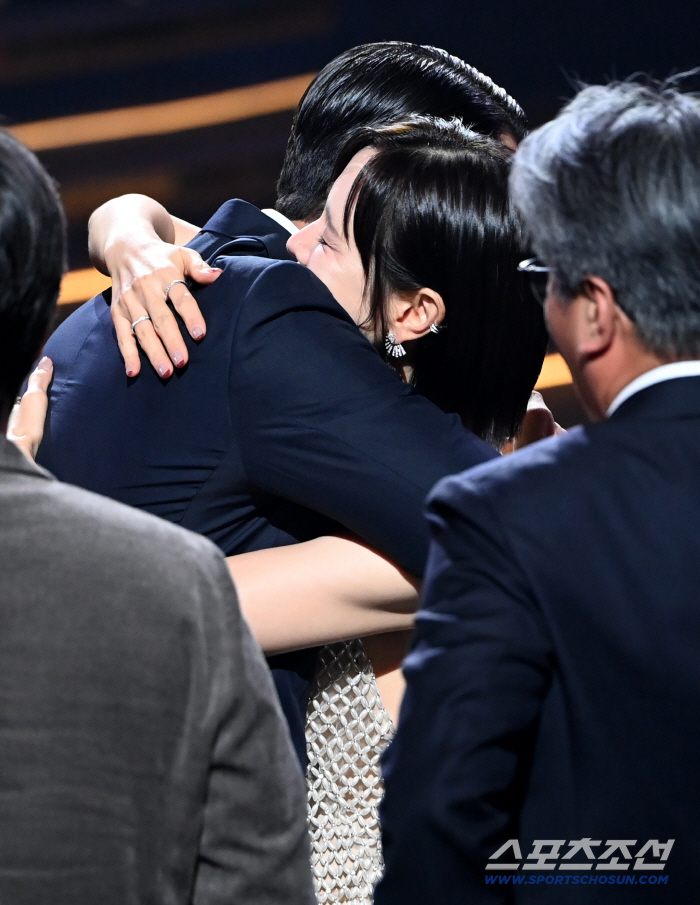  Hyun Bin Son Ye-jin, a hot hug at the Blue Dragon Film Awards