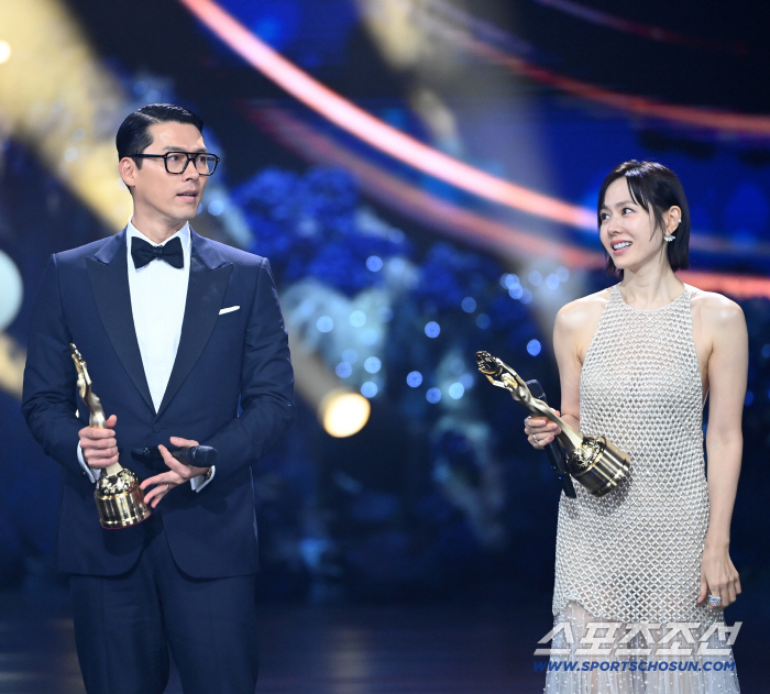  Hyun Bin Son Ye-jin won the Popular Star Award together