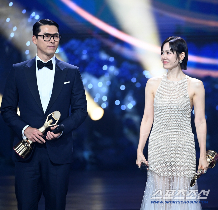  Hyun Bin Son Ye-jin won the Popular Star Award together