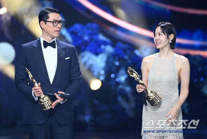  Hyun Bin Son Ye-jin won the Popular Star Award together