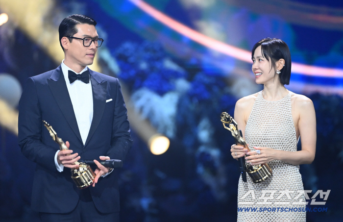  Hyun Bin Son Ye-jin won the Popular Star Award together