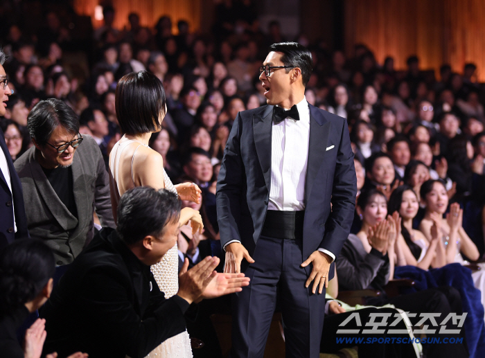  Hyun Bin Wins Best Actor Award for Blue Dragon