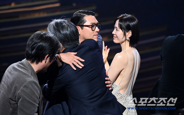  Hyun Bin won Blue Dragon Film Award for Best Actor