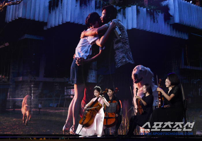  I can't help but shine at the Blue Dragon Film Awards a celebratory performance