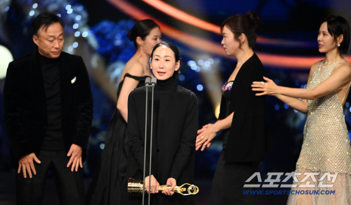  I can't help but win the 46th Blue Dragon Film Award for Best Picture