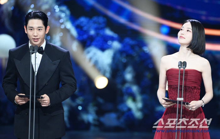  Jung Hae In Shin Ye Eun's exciting two-shot