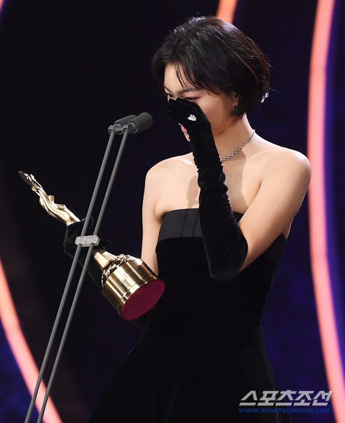  Kim Do-yeon in tears wins the Blue Dragon New Fox Award