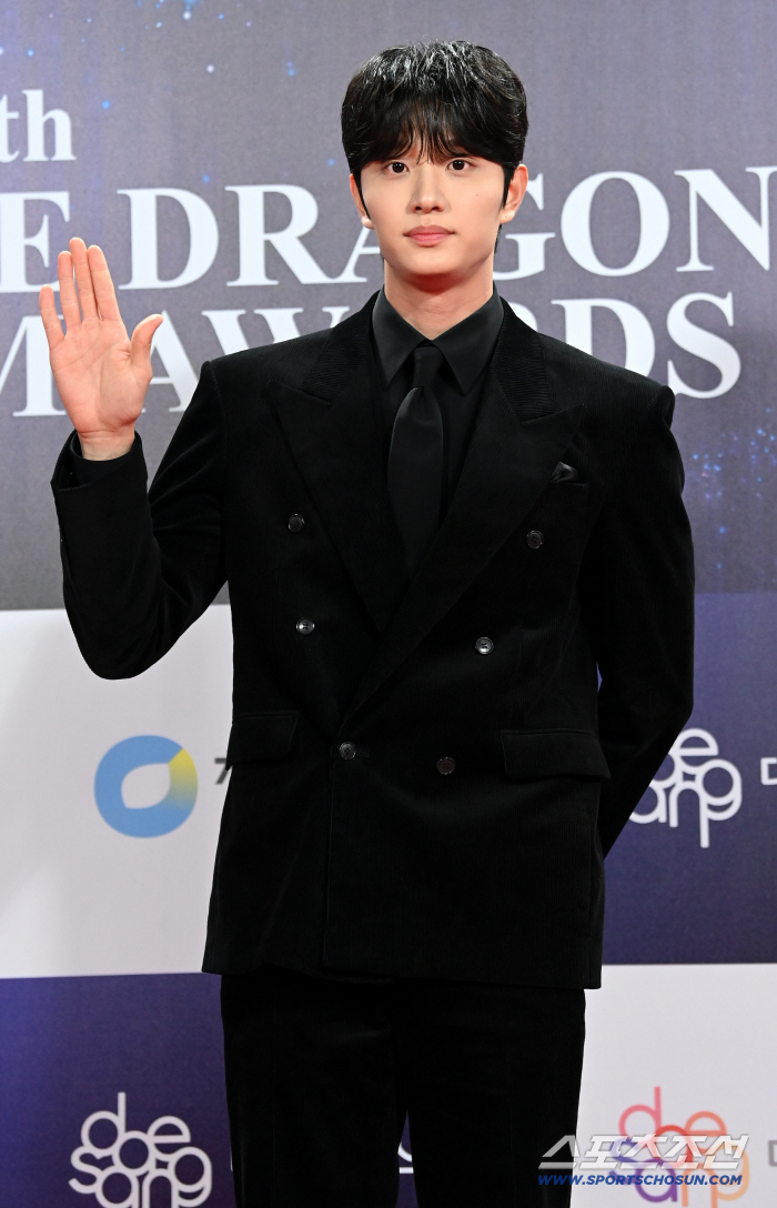  Kim Jaewon, an all-black suit