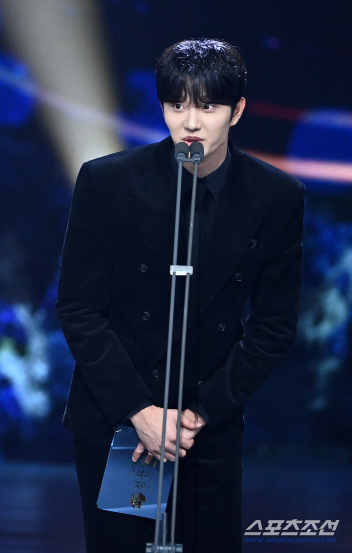  Kim Jaewon, the presenter, is excited