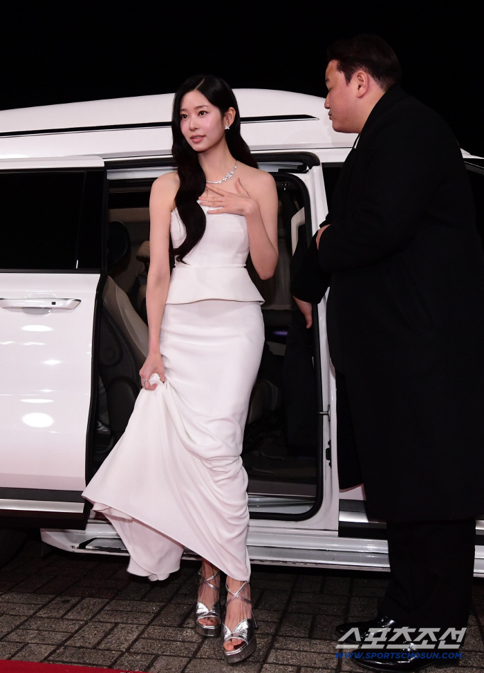  KIM MIN JU, elegantly