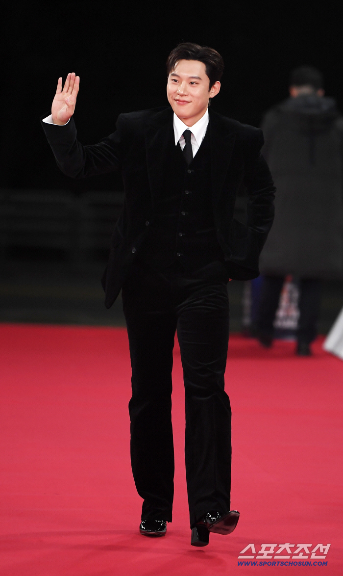  Kim Seong-cheol greets you