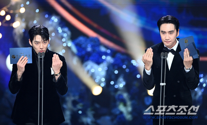  Kim Woo-bin also promotes Kong Kongpangpang at the Blue Dragon Film Awards