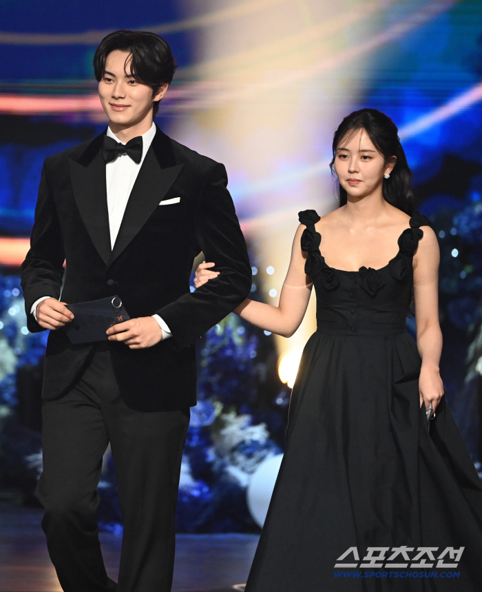  Lee Chae Min, Kim So Hyun. Exciting height difference