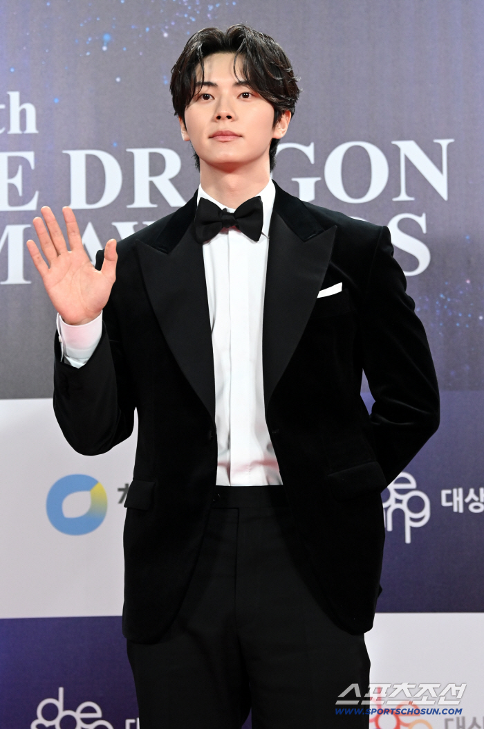  Lee Chaemin, handsome with a tuxedo