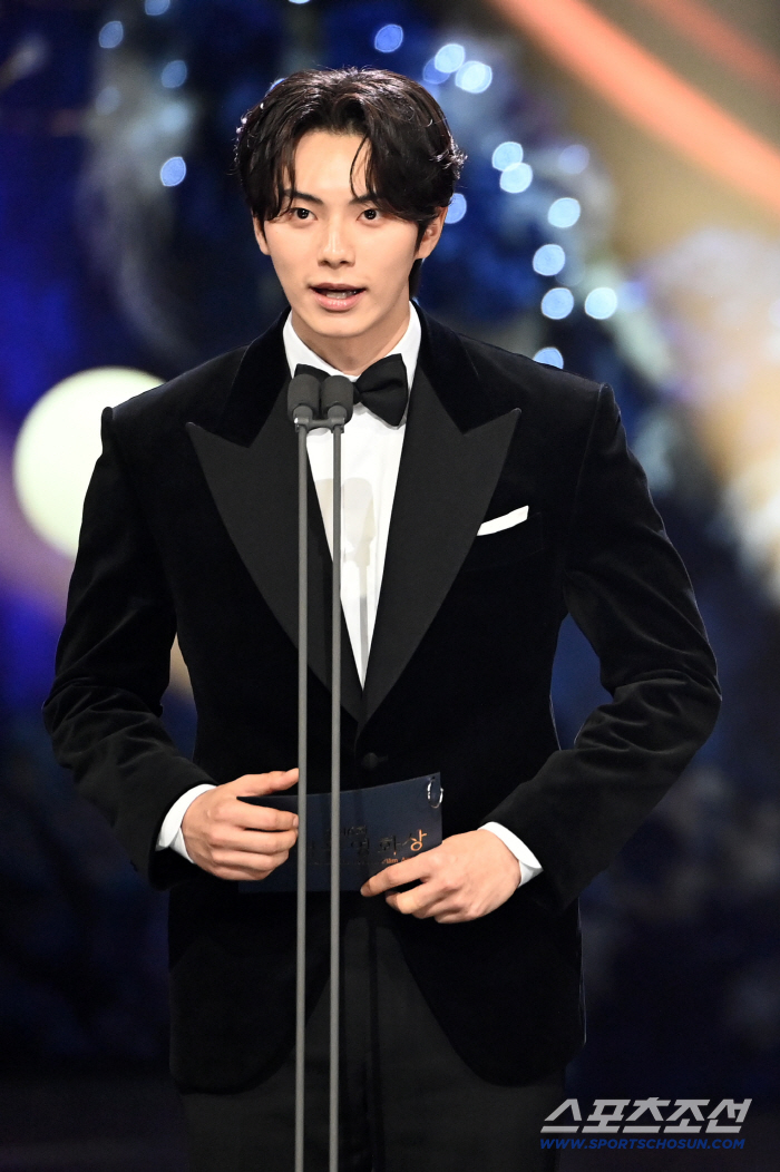  Lee Chaemin, work hard today