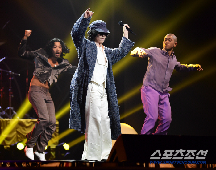  Lee Chanhyuk Blue Dragon Film Awards, a spectacular celebratory performance