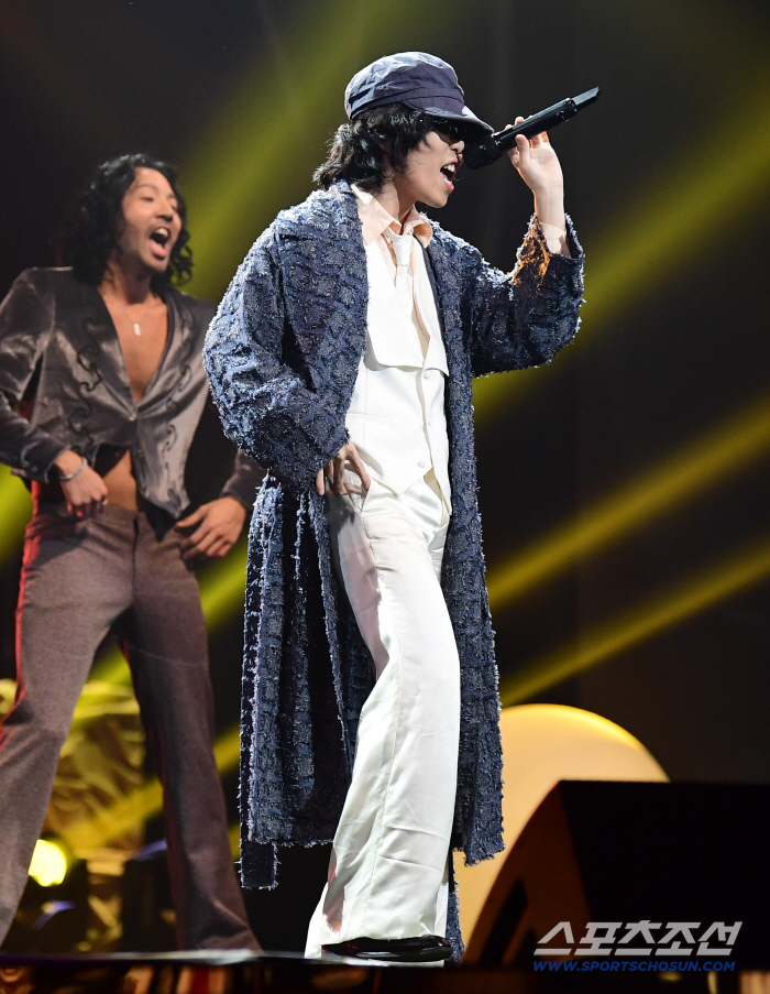  Lee Chanhyuk Blue Dragon Film Awards Unexpected celebratory performance